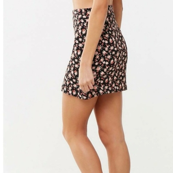 Forever 21 Floral/Rose full zip denim mini skirt, size medium NWT - Picture 4 of 9